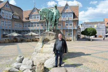 Das Notebook immer griffbereit: IT-Fachmann und DiConsus-Gründer Timo Büchner auf dem Stadtmarkt seiner Heimatstadt Wolfenbüttel.